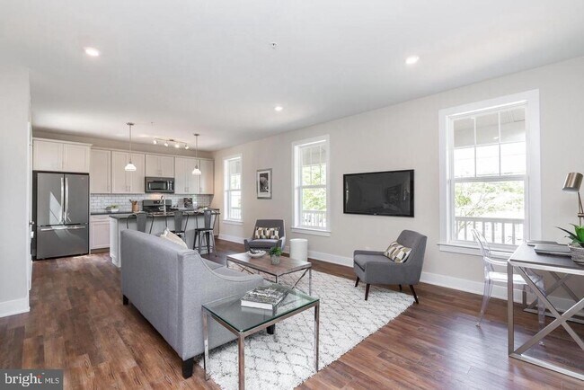 Photo - 154 W King St