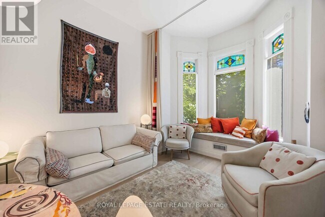 Photo - 100 Seaton St