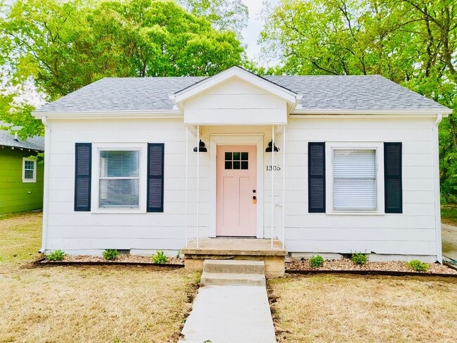 Updated 2 bedroom home with appliances! - Updated 2 bedroom home with appliances!