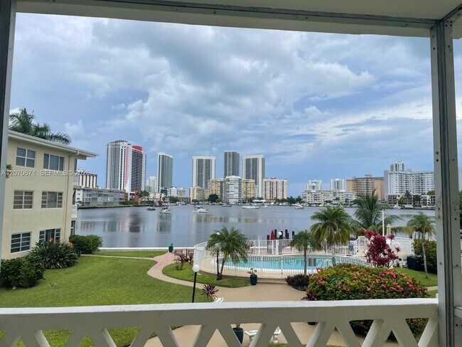 Building Photo - 450 Golden Isles Dr Unit 2F