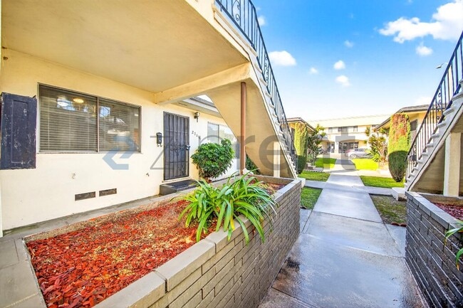 Photo - 2301 W Beverly Blvd