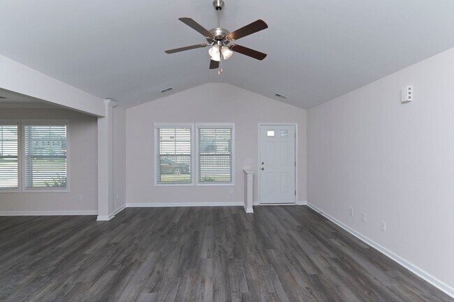 Photo - Beautiful Home for Rent in Elgin's Walnut Creek Community!