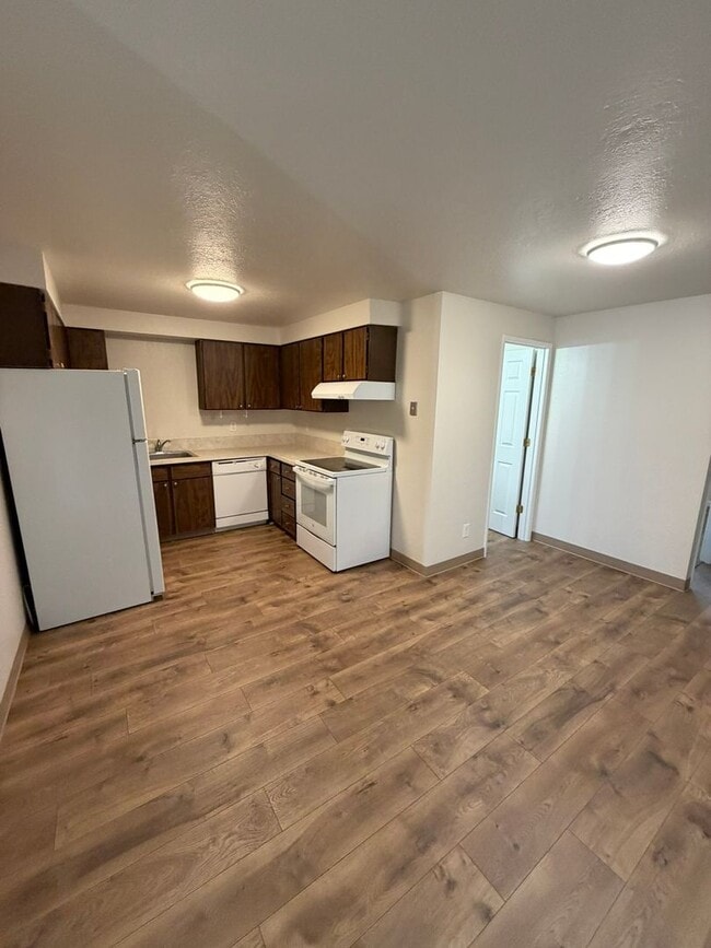 Photo - Charming 2 Bedroom Duplex With Fenced Yard In Quiet Neighborhood!