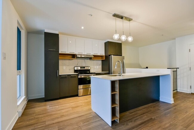 Building Photo - 9675 Av. Papineau Unit 129