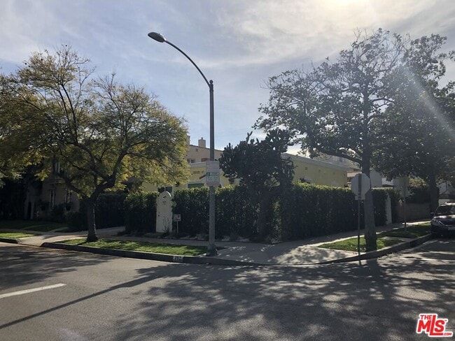 257 N La Peer Dr