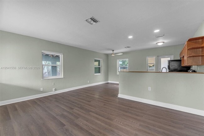 Photo - 421 NW 105th St