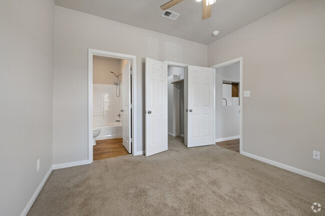 2BR, 2BA - 810SF - Bedroom