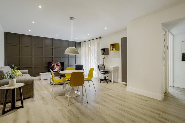 Building Photo - 2727 NW 17th Ter Unit MIAMI RIVER CHIC