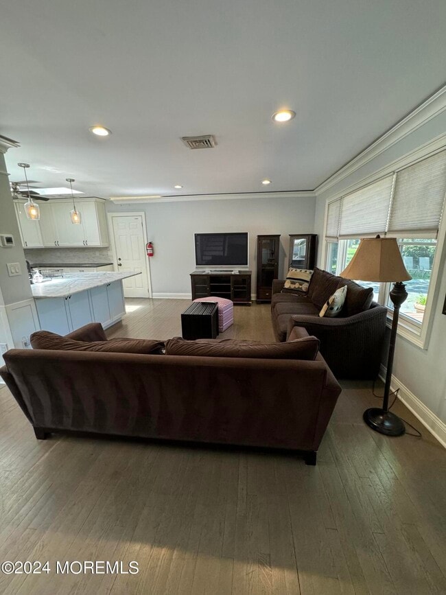 Photo - 282 Lawrence Ave