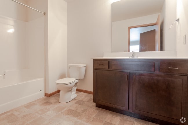 2BR, 2BA - 1054 SF