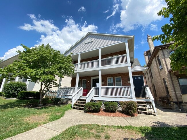 Building Photo - 1726 Summit St Unit 1728