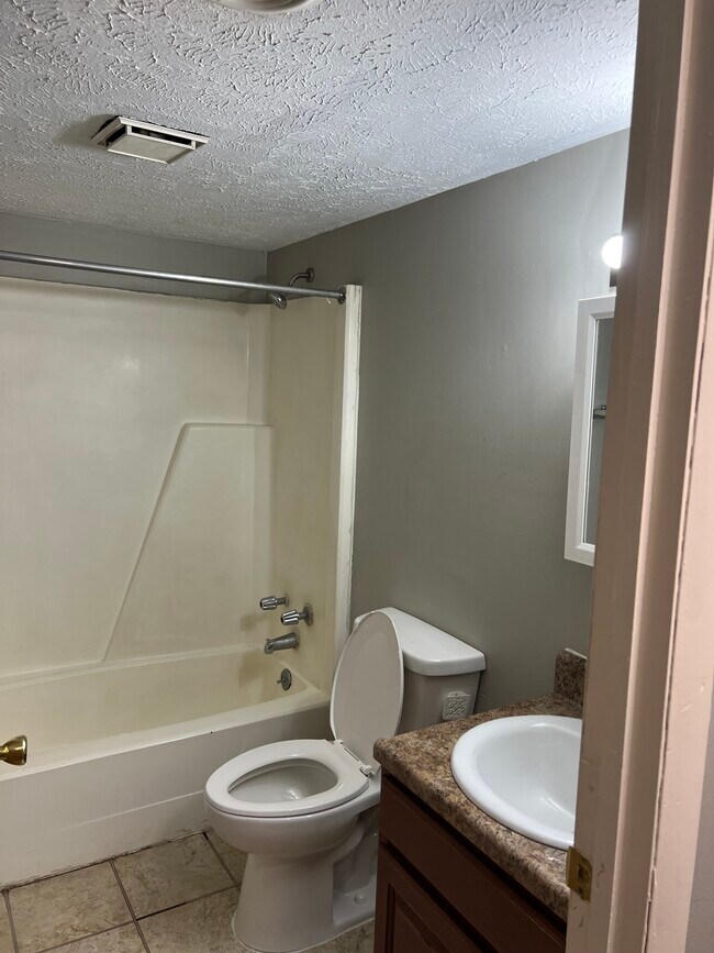 Photo - Twelve Oak Apartments Unit 204