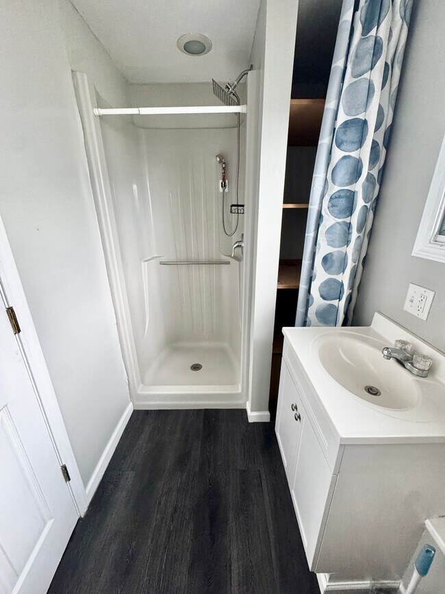 208-210 1/2 Hartwell