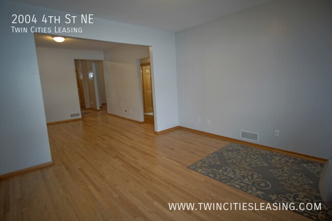 Photo - 2004 4th St NE