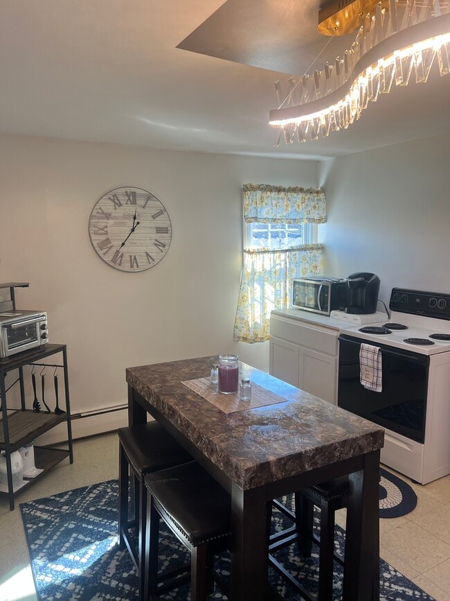 Photo - 109 Oxford St Unit Fully furnished apartment