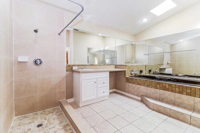 Photo - 2997 Farnham Way