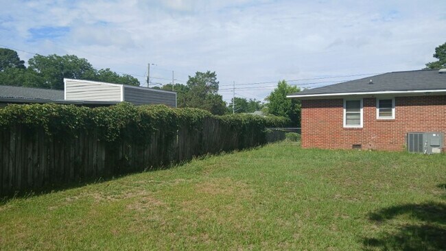 Photo - 3 Bed / 1 Bath Available in Lafayette Villiage!