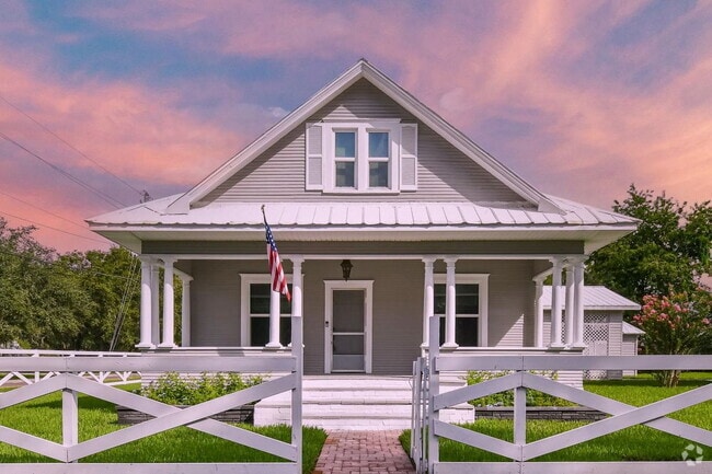 Building Photo - Beautifully restored 4 bedroom home with f...