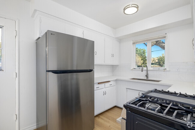 Interior Photo - 7001 Hazeltine Ave