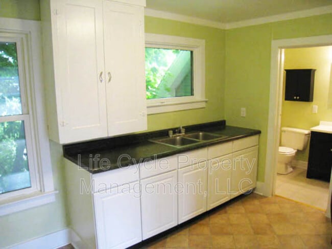 Photo - 815 College Ave NE