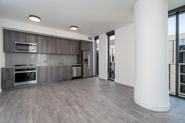 Building Photo - 823 W Madison St Unit 1106S