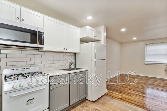 Building Photo - 1866 Pratt St Unit Apt B