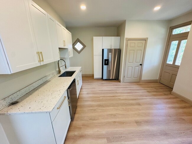Kitchen - 514 Delta Ave