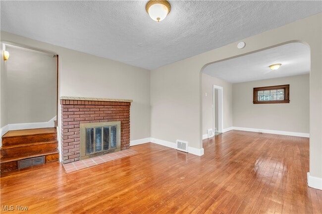 Photo - 221 E 266th St