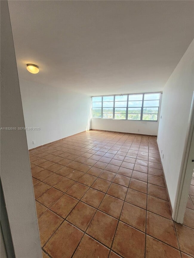 Building Photo - 2025 NE 164th St Unit 602