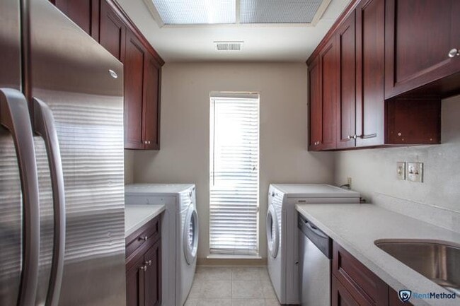 Building Photo - Nicely Upgraded 2 Bedroom 2 Bathroom Condo Available Now!