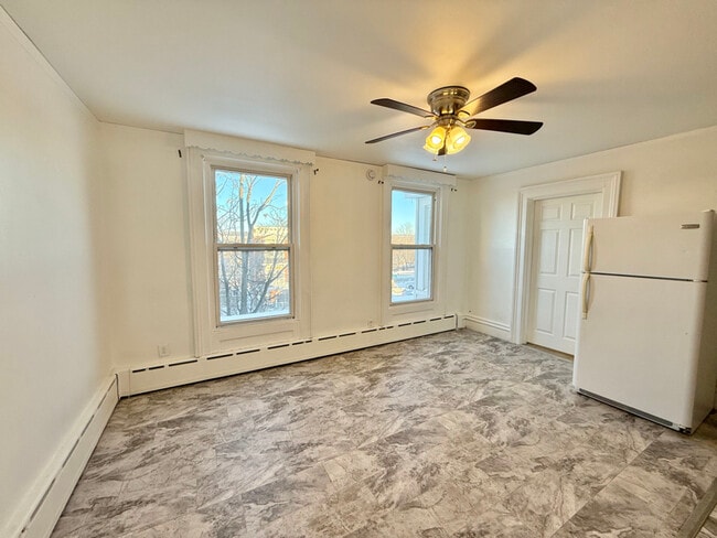 Building Photo - 242 Saratoga St