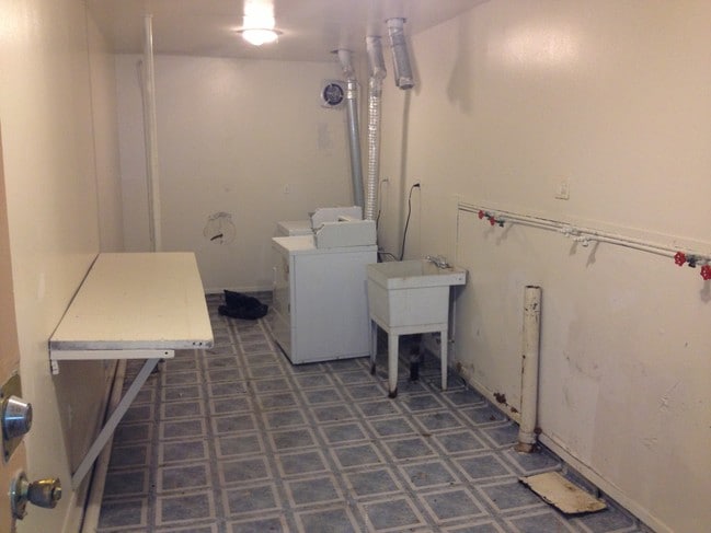 Laundry Facility - Suder Point Luxury Apartments