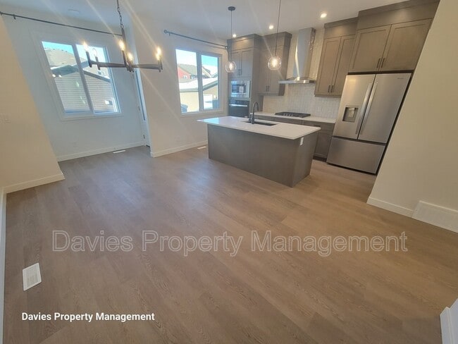 Photo - 2222 Muckleplum Cres SW