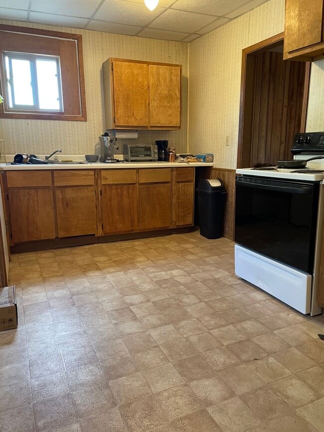 Building Photo - 2 Bedroom Apartment for Rent – Close to UW... Unit 8