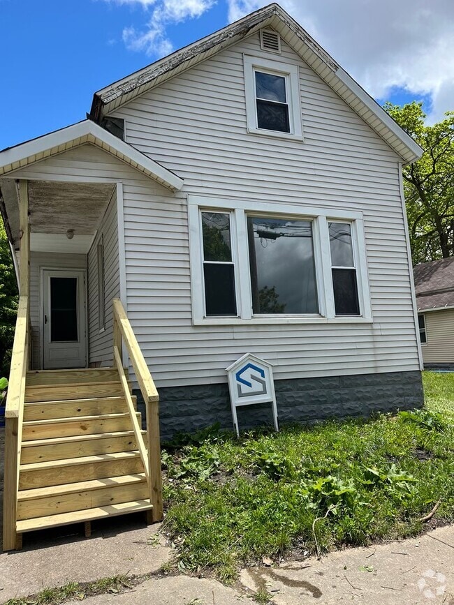 Building Photo - Section 8 Accepted! Spacious newly renovat... Rental