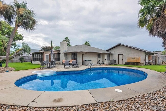 Photo - 967 Grand Canal St