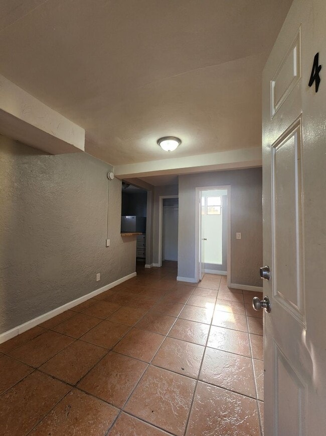 Building Photo - Studio Apartment Unit 1214-4