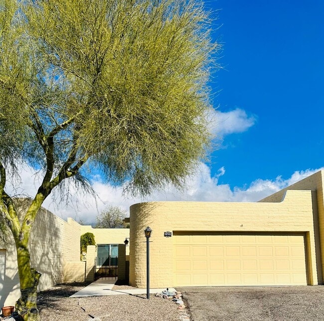 Building Photo - Townhome in Desirable Sunrise Presidio