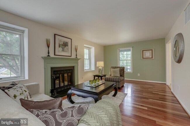 Photo - 5820 Silchester St