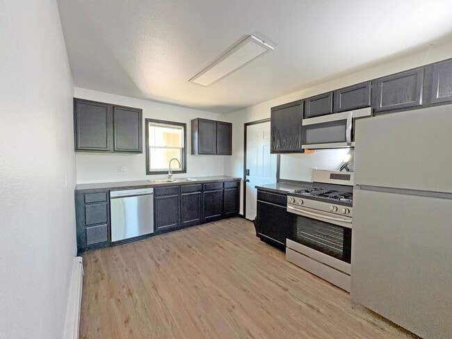 Building Photo - 601 6th Ave SW Unit 4