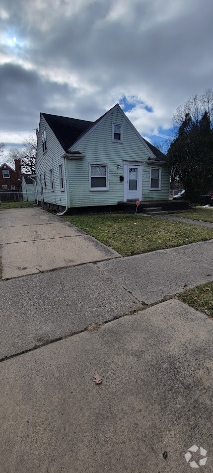 Building Photo - 15851 Curtis St Rental