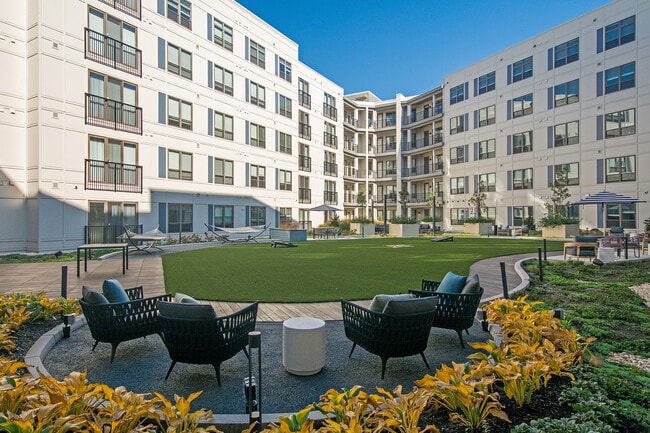 Axel Brewers Hill Courtyard - Axel Brewers Hill Rental