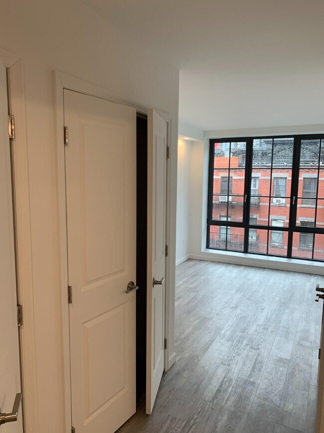 Photo - 433 W 53rd St Unidad 63