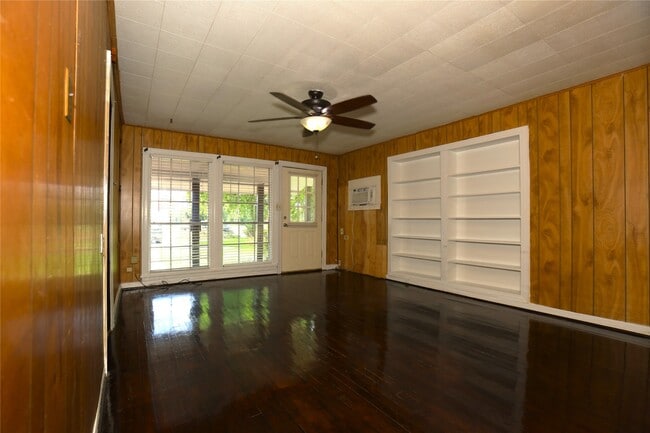 Photo - 302 Circle Way St