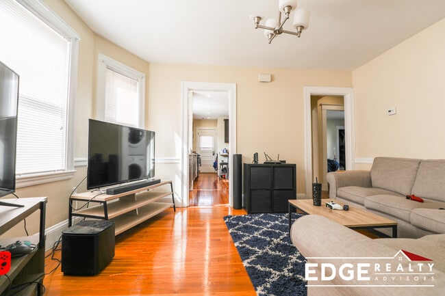 Building Photo - 45 Matchett St Unit 3