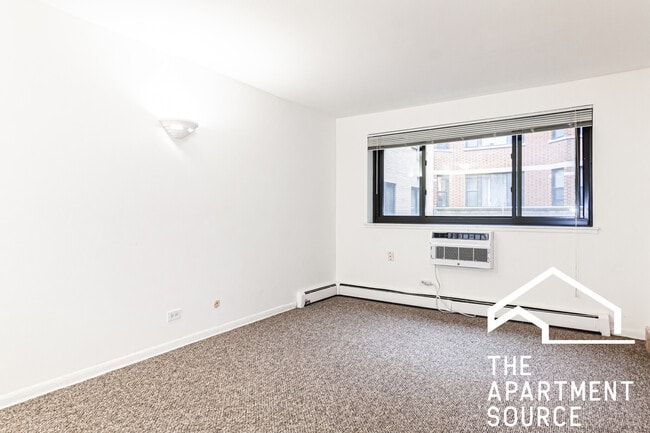 Building Photo - 540 W Roscoe St Unit 288