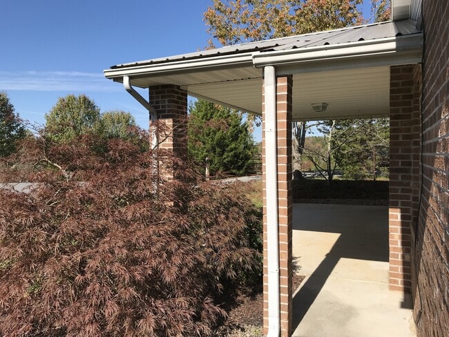 Building Photo - 3 bedroom close to Interstate in Kodak! On... Rental