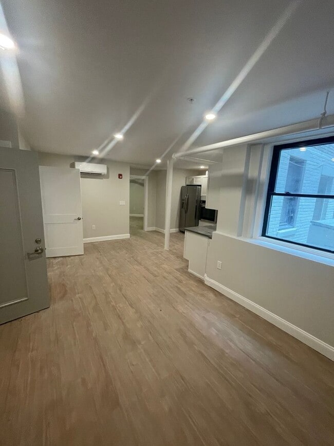 Photo - NO FEE!  CLEVELAND CIRCLE 1 BEDROOM WITH RENOVATED KITCHEN AVAILABLE 9/1
