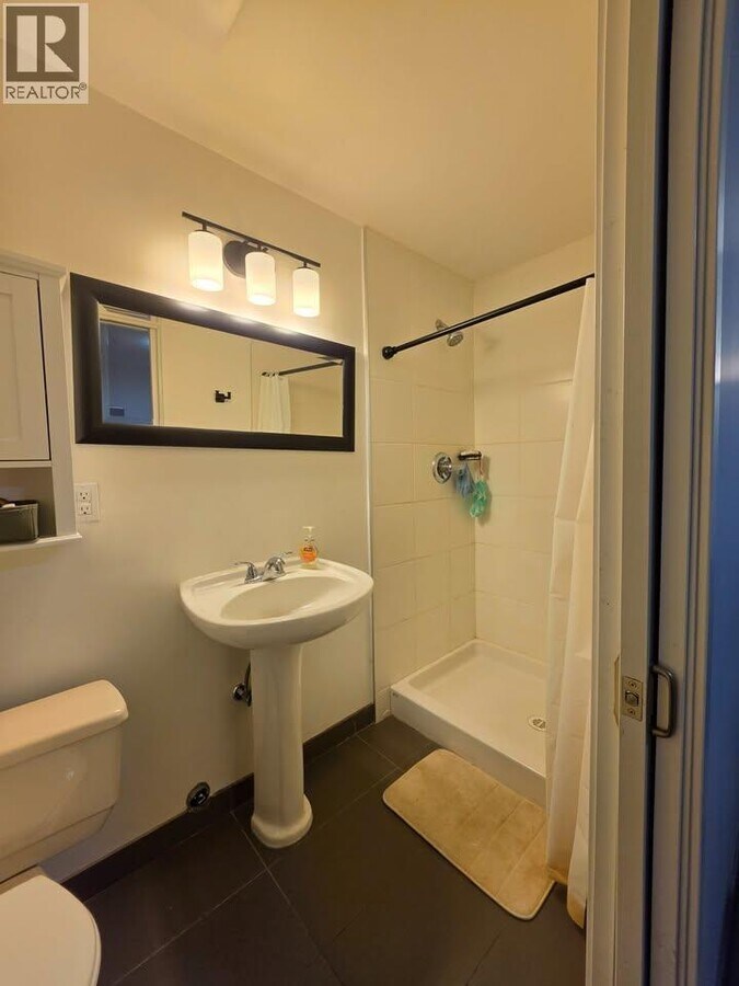 Photo - 737 Robinson St