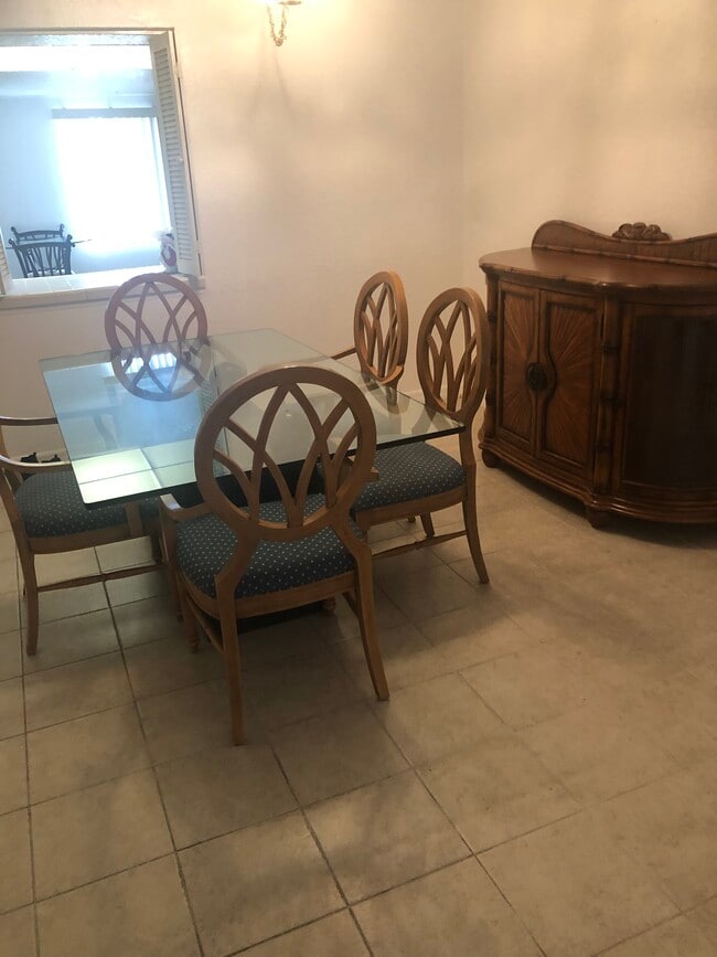 Building Photo - 2264 Winkler Ave Unit 208